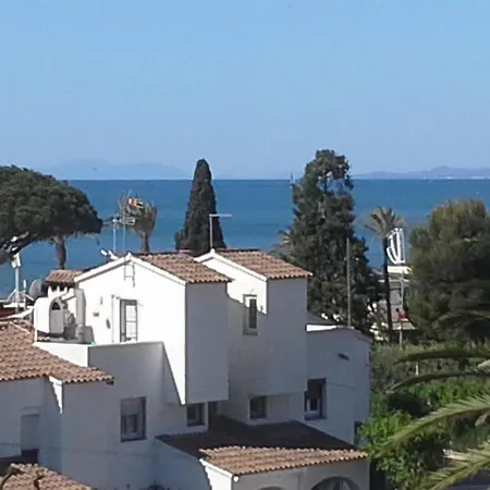 Vue: Beachfront Retreat With Pool And Access Cambrils