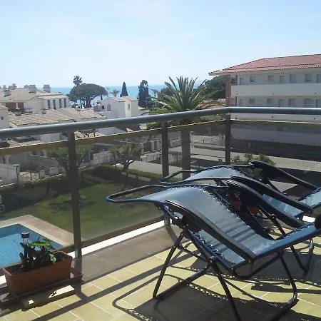 Apartment Vue: Beachfront Retreat With Pool And Access *