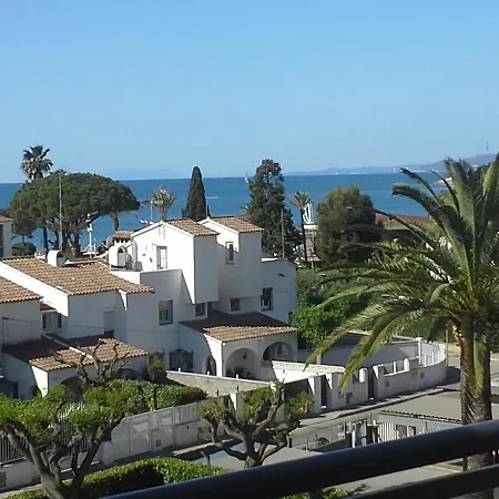 Vue: Beachfront Retreat With Pool And Access Apartment Cambrils