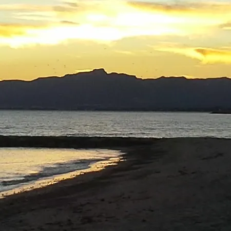 Apartment Vue: Beachfront Retreat With Pool And Access Cambrils