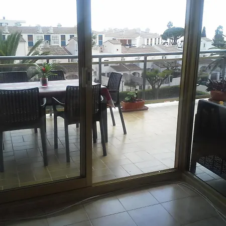 Apartment Vue: Beachfront Retreat With Pool And Access Cambrils