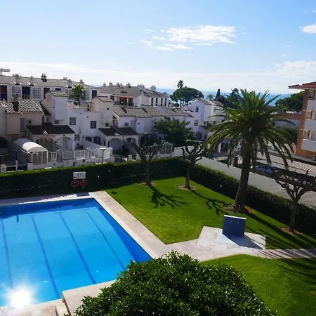 Apartment Vue: Beachfront Retreat With Pool And Access